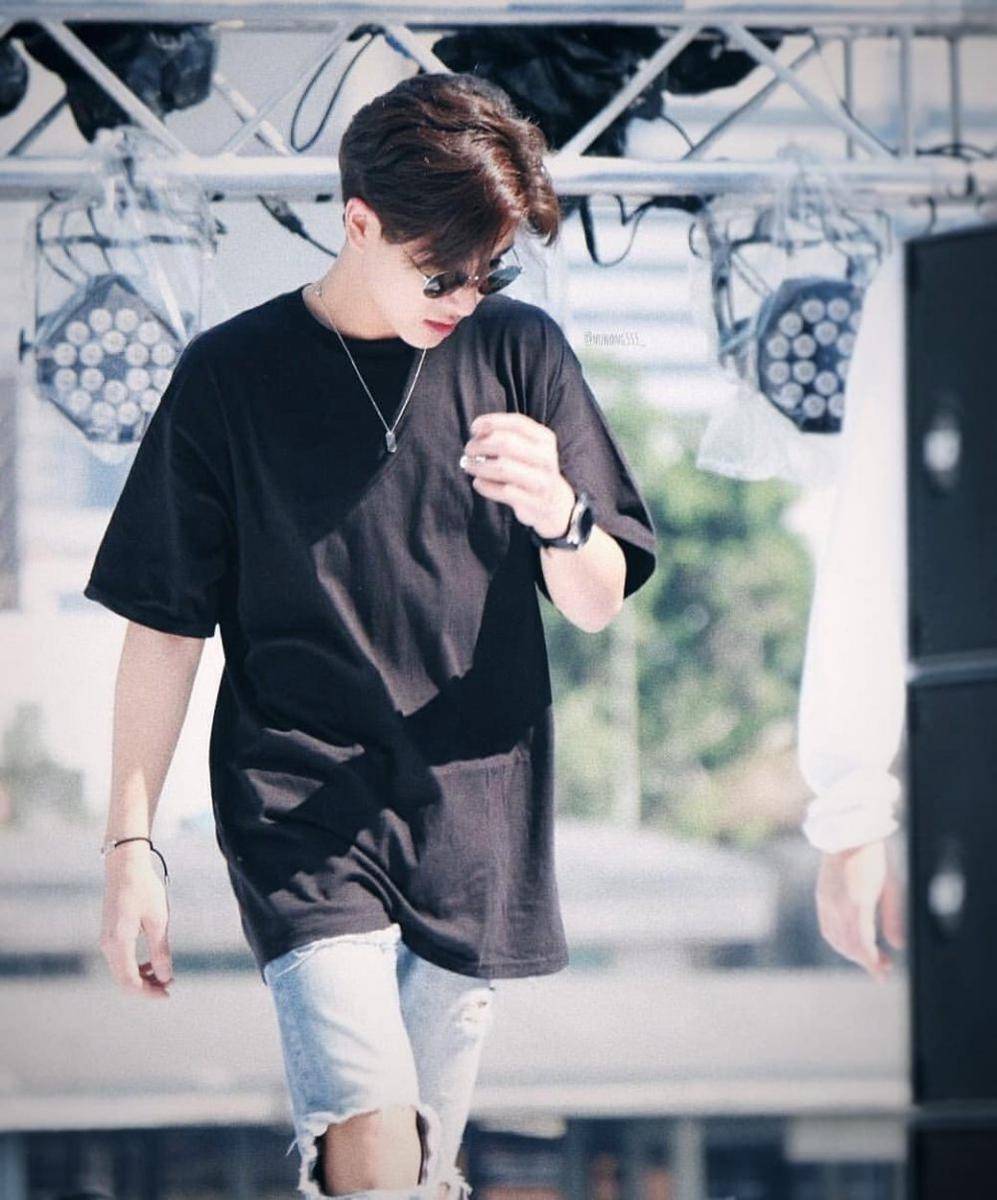 potret mix and match oversized t-shirt ala Perth Tanapon (instagram.com/perthppe)