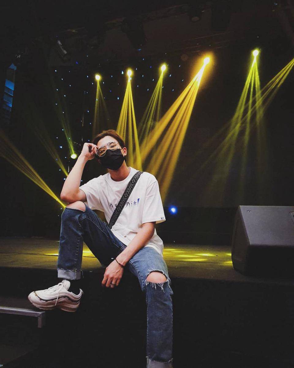 potret mix and match oversized t-shirt ala Perth Tanapon (instagram.com/perthppe)