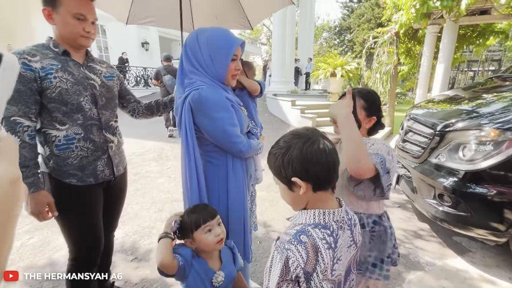 potret Arsy momong Ameena di acara lamaran Thariq dan Aaliyah (instagram.com/youtube.com/The Hermansyah A6)
