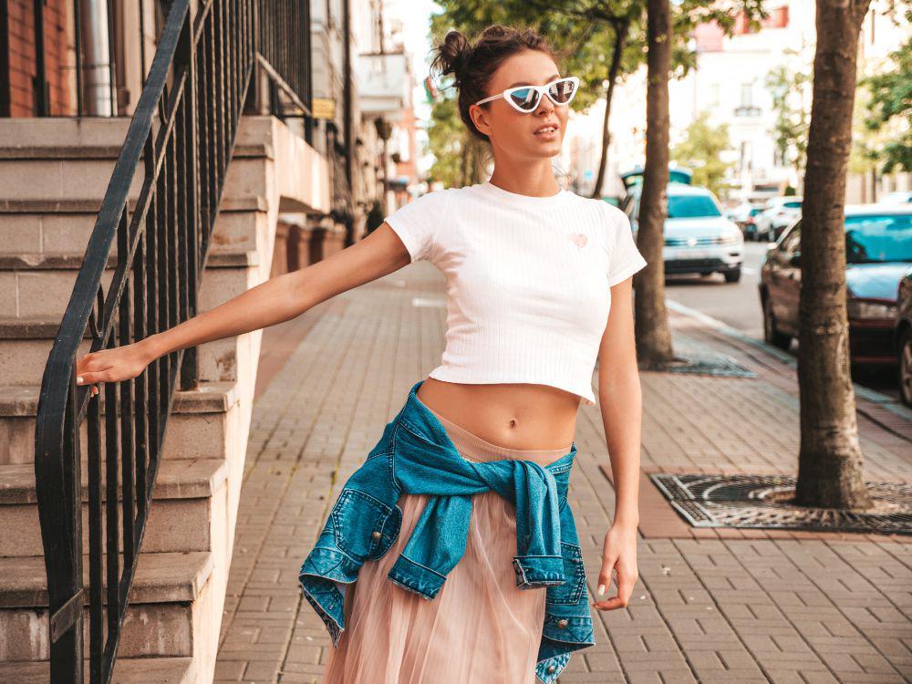 5 Pilihan Bawahan untuk Pasangan Memakai Crop Top