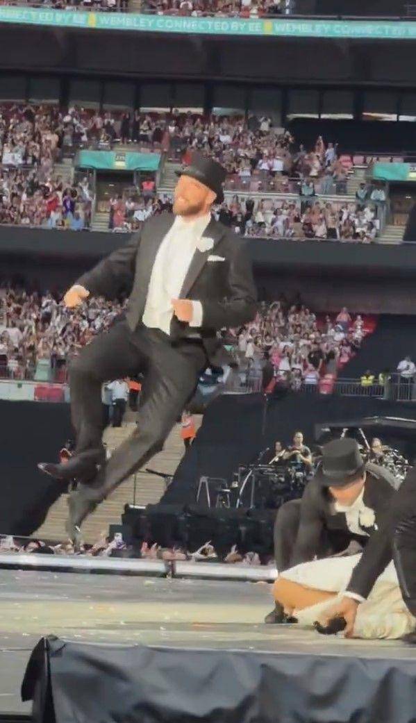 potret Travis Kelce di konser Taylor Swift (x.com/nessianxx)
