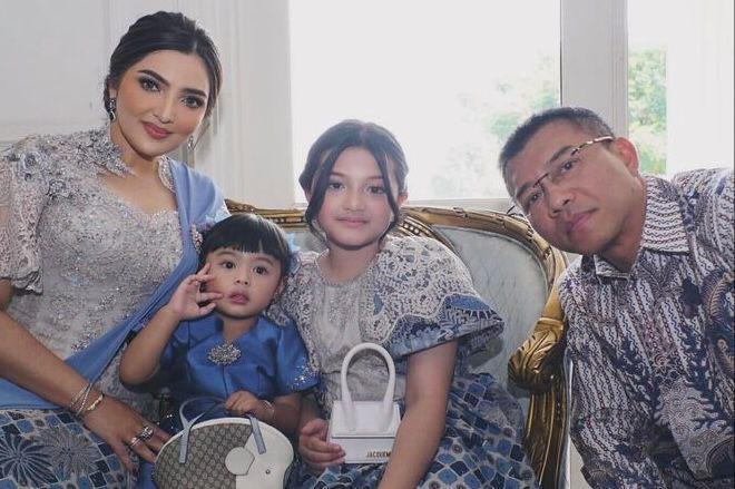 7 Potret Arsy Momong Ameena di Lamaran Thariq dan Aaliyah, Gemas!