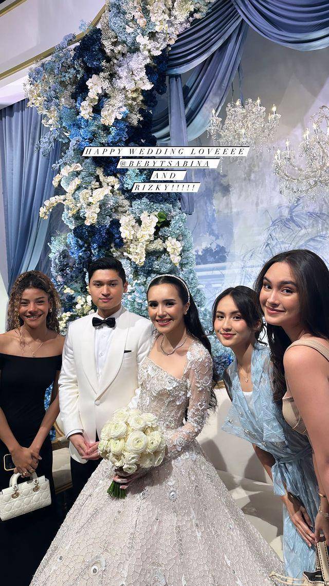 artis di pernikahan Beby Tsabina (Instagram.com/caitlinhalderman)