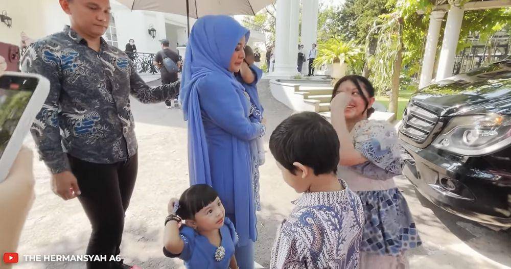 potret Arsy momong Ameena di acara lamaran Thariq dan Aaliyah (instagram.com/youtube.com/thehermansyaha6)