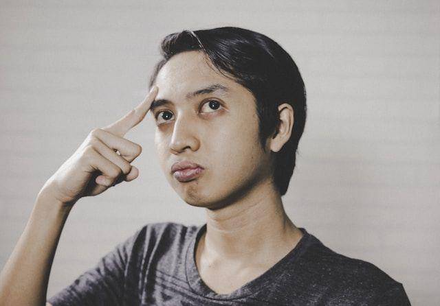 ilustrasi kebingungan dengan arti nama WiFI (unsplash.com/Afif Ramdhasuma)