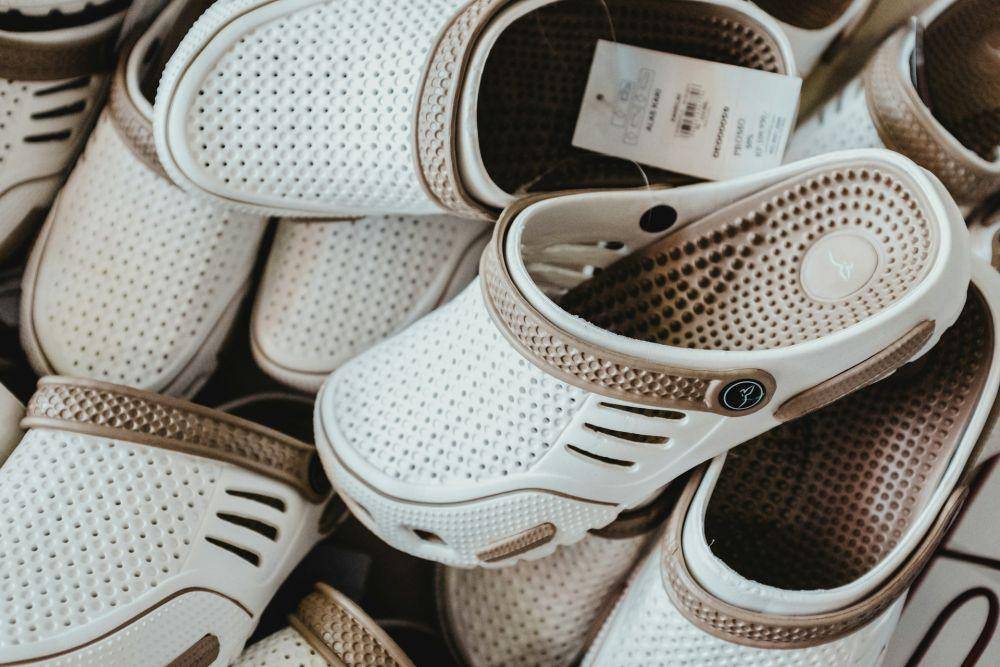 ilustrasi sandal Crocs (unsplash.com/Bernard Hermant)