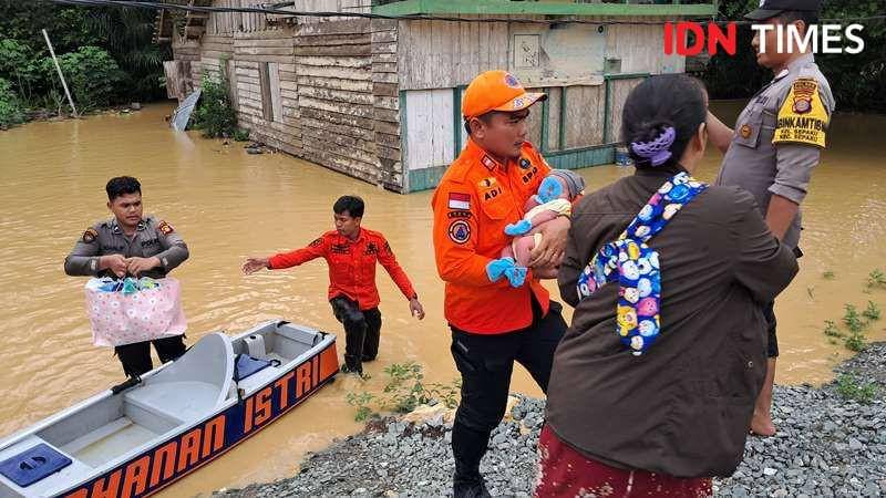 Tim gabungan lakukan evakuasi ibu dan bayi akibat banjir luapan sungai di Sepaku IKN.