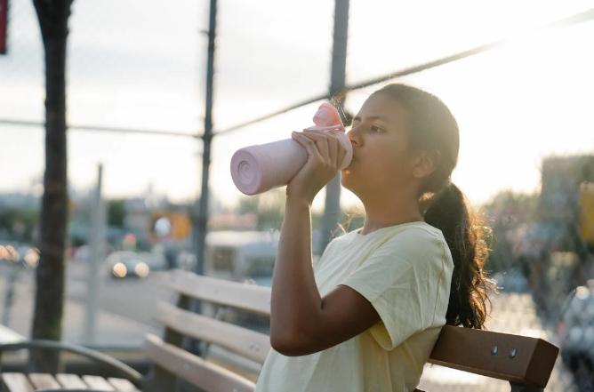 9 Daftar Botol Minum Terbaik 2024, Penuhi Kebutuhan Hidrasi!