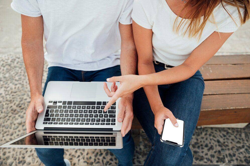 Ilustrasi orang sedang bermain laptop (freepik.com)