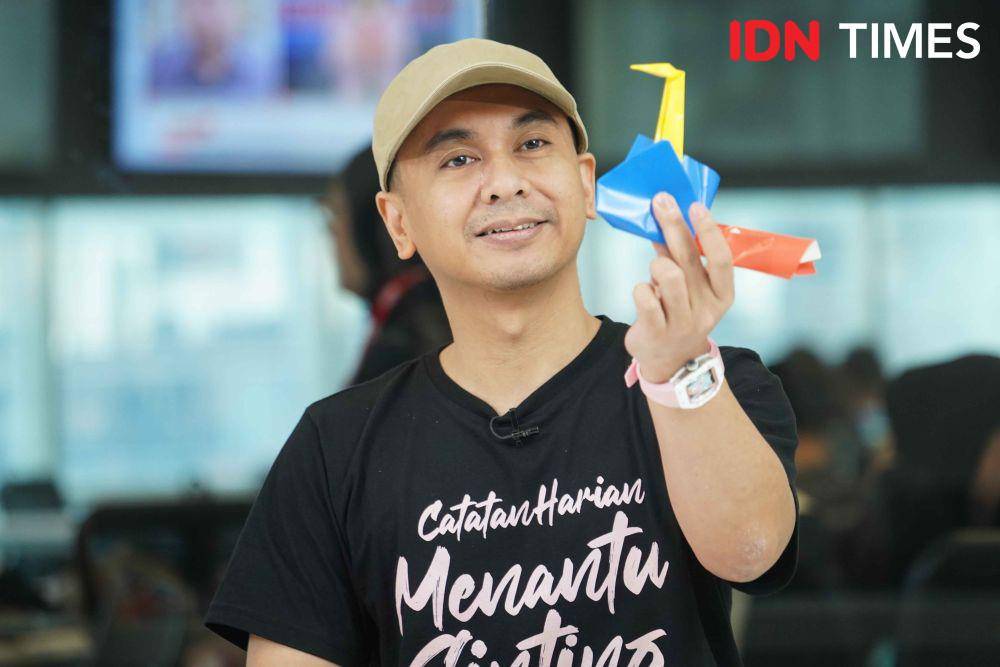 Raditya Dika saat promosi film "Catatan Harian Menantu Sinting" di IDN Times pada Senin (24/6/2024). (IDN Times/Naufal Fathahillah)