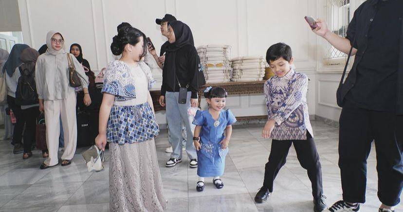 potret Arsy momong Ameena di acara lamaran Thariq dan Aaliyah (instagram.com/ashanty_ash)