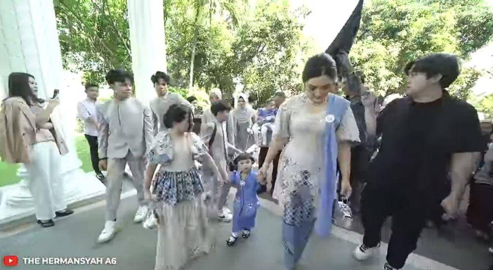potret Arsy momong Ameena di acara lamaran Thariq dan Aaliyah (instagram.com/youtube.com/thehermansyaha6)