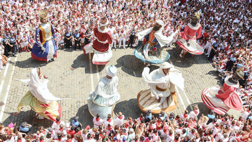memperdalam wawasan tentang budaya lain (unsplash.com/San Fermin Pamplona - Navarra)