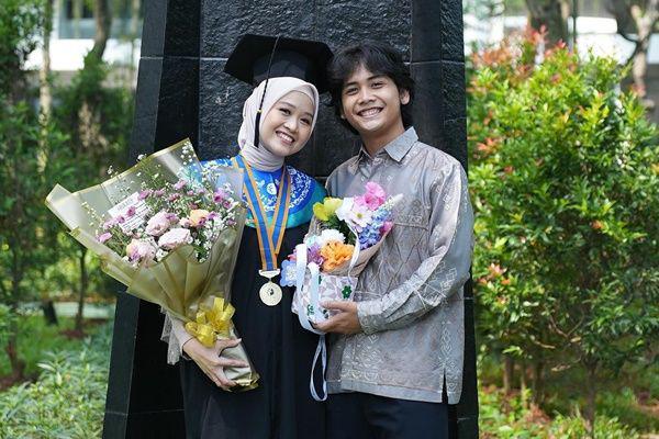 7 Potret Wisuda S2 Alca Octaviani, Istri Bintang Emon