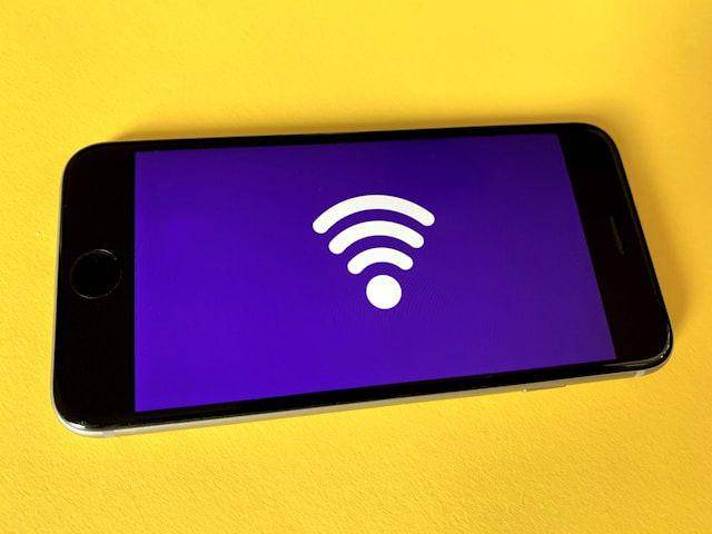 ilustrasi jaringan WiFi di rumah (unsplash.com/Franck)