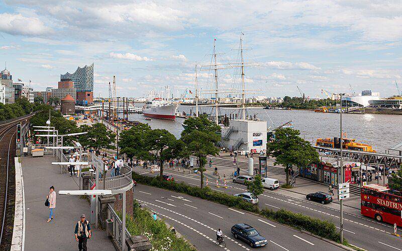 potret hiruk-pikuk suasana di Pelabuhan Hamburg (commons.wikimedia.org/Dietmar Rabich)