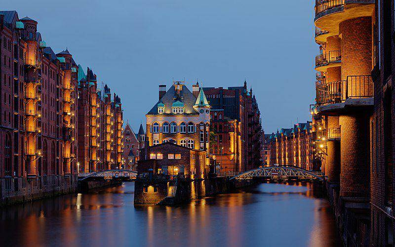 potret indah Speicherstadt menjelang malam hari (commons.wikimedia.org/Dietmar Rabich)