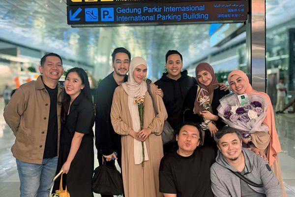 7 Potret Syahnaz, Nisya Ahmad, dan Caca Tengker usai Pulang Haji