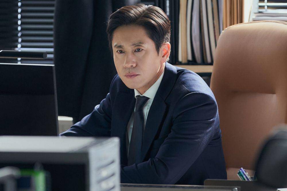 Shin Ha Kyun di drama The Auditors (instagram.com/tvn_drama)