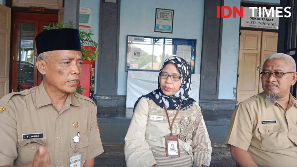 Kepala SMAN 3 Semarang Yuwono, Kepala Ombudsman Jateng Siti Farida dan Kabid SMA Disdik Jateng saat memantau hari terakhir verifikasi PPDB. (IDN Times/Fariz Fardianto)