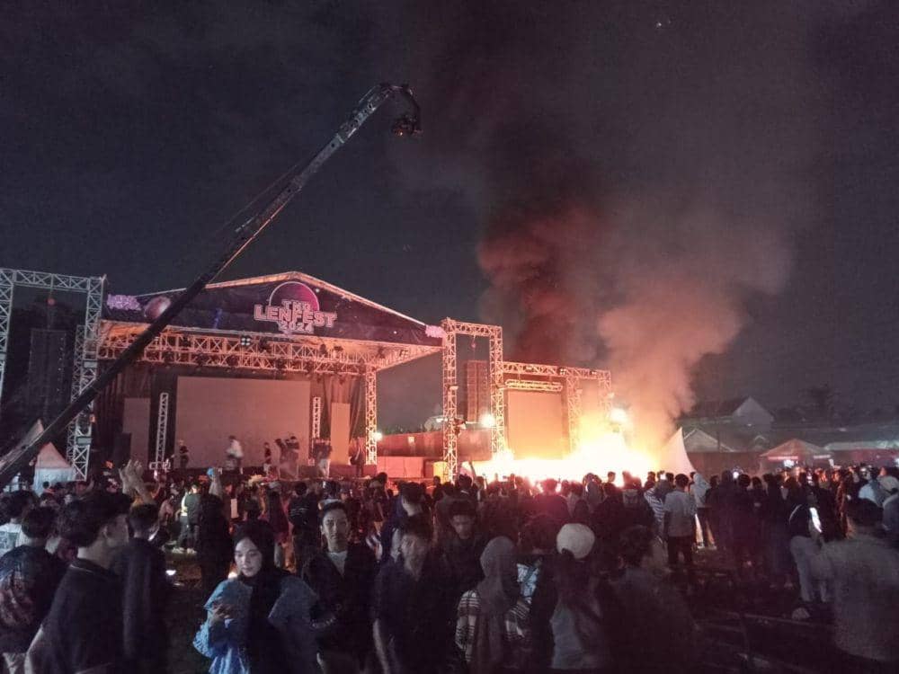 Panitia Kabur, Penonton TNG Lenfest 2024 Ngamuk Bakar Panggung
