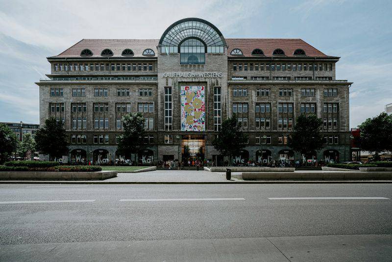 potret gedung Kaufhaus des Westens (unsplash.com/Claudio Schwarz)