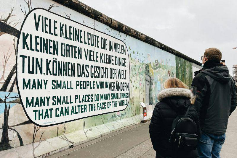 potret pemandangan di East Side Gallery (unsplash.com/Zalfa Imani)