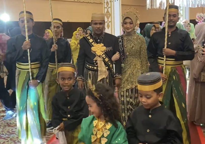 8 Potret Meriah Resepsi Pernikahan Mamat Alkatiri dan Nafha Firah
