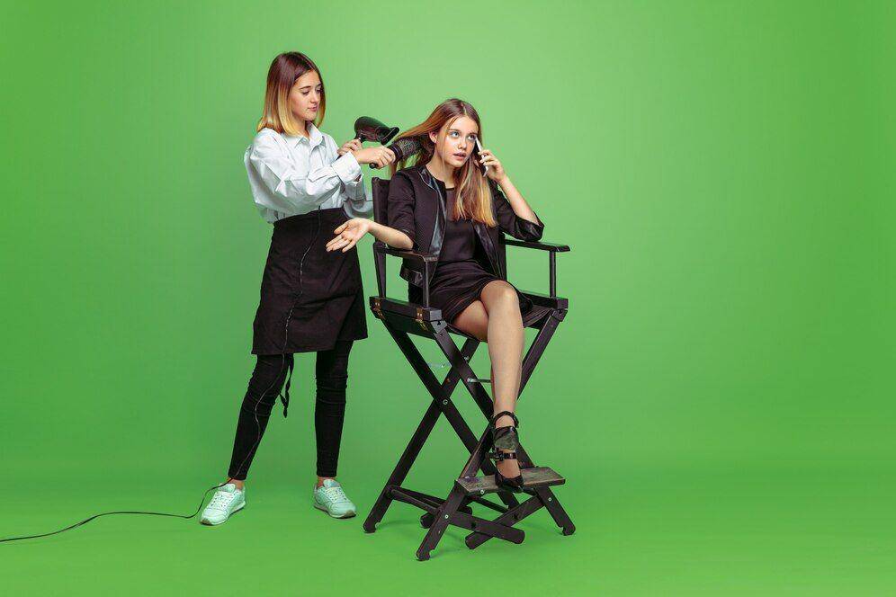 Ilustrasi orang pake green screen (freepik.com)