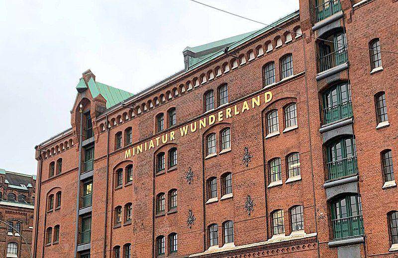 Tampilan gedung Miniatur Wunderland yang masih mengusung arsitektur abad-19. (commons.wikimedia.org/Bildersindtoll)