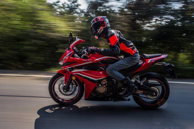 ilustrasi mengendarai motor sport 250cc (freepik.com/azerbaijan-stockers)