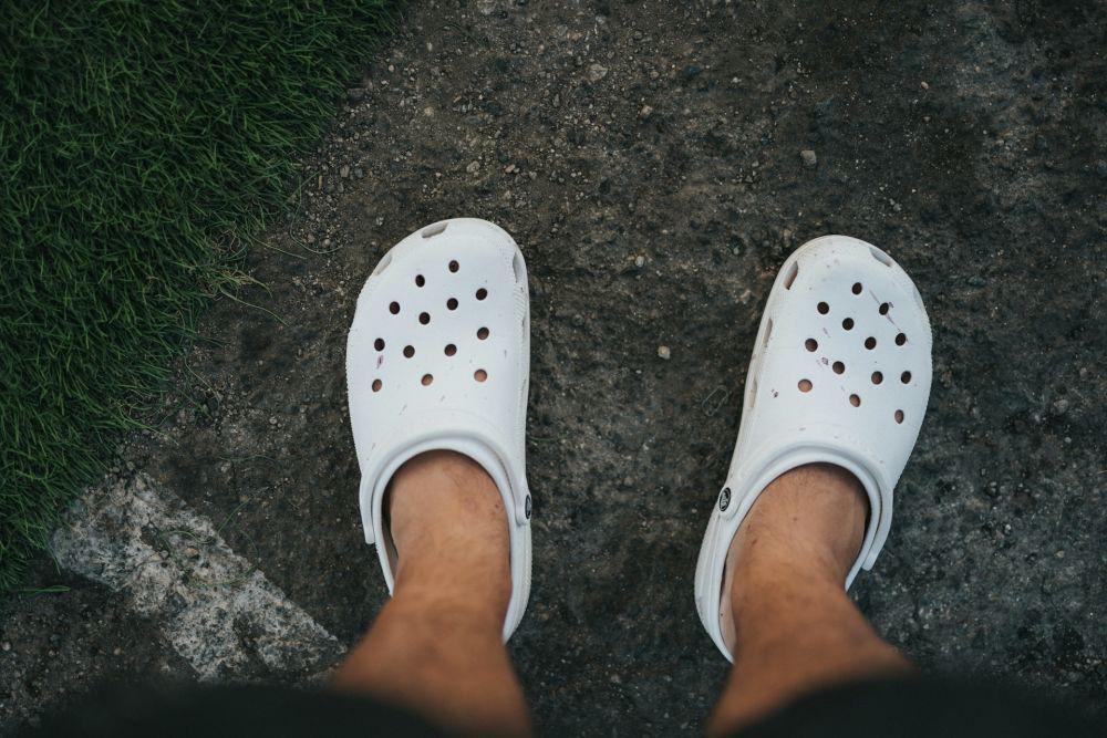 10 Rekomendasi Sandal Crocs Pria Terbaik, Mulai Rp800 Ribuan