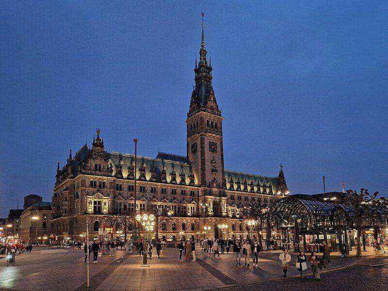 kemegahan Balai Kota Hamburg pada malam hari (commons.wikimedia.org/Thomas Dahlstrøm Nielsen)
