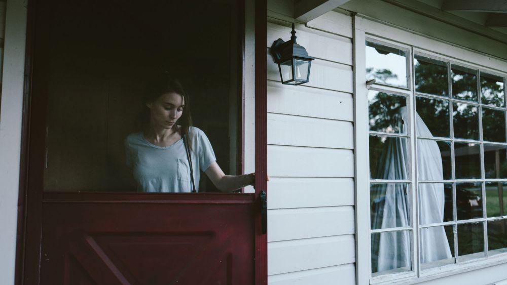 5 Fakta Film A Ghost Story, Kisah Hantu yang Mencari Makna Kenangan