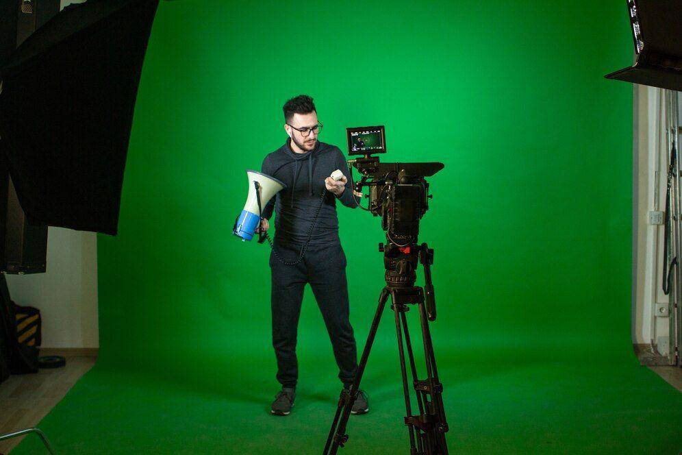 Ilustrasi green screen (freepik.com)