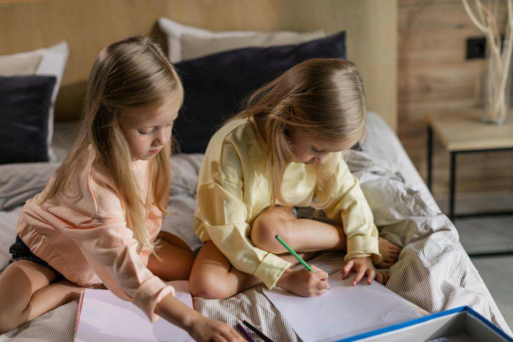 Ilustrasi anak kembar (pexels.com/Alena Darmel)