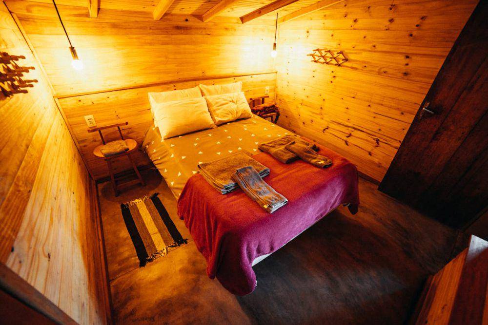 ilustrasi elemen dekorasi alami seperti kayu pada desain kamar minimalis Skandinavia (pexels.com/Matheus Bertelli)