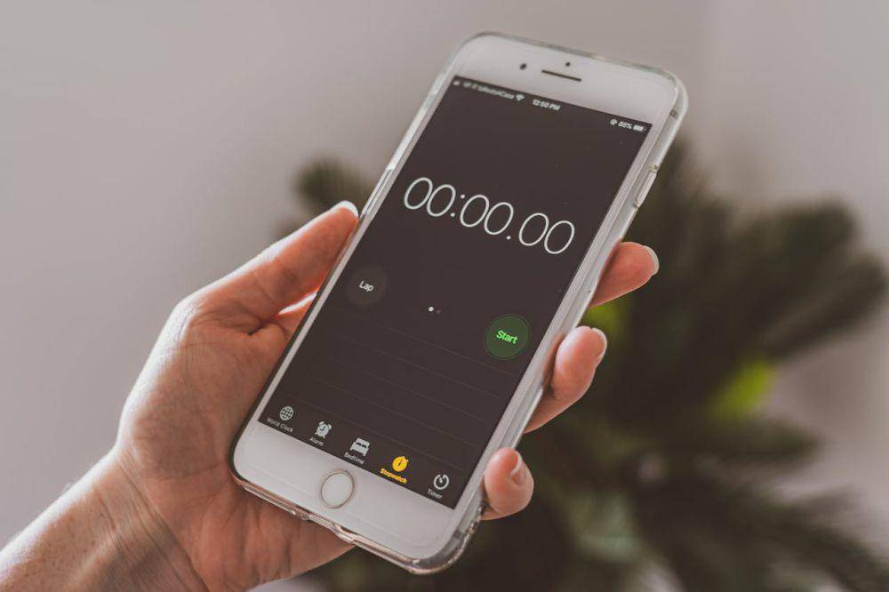 ilustrasi stopwatch di ponsel (pexels.com/Castorly Stock)