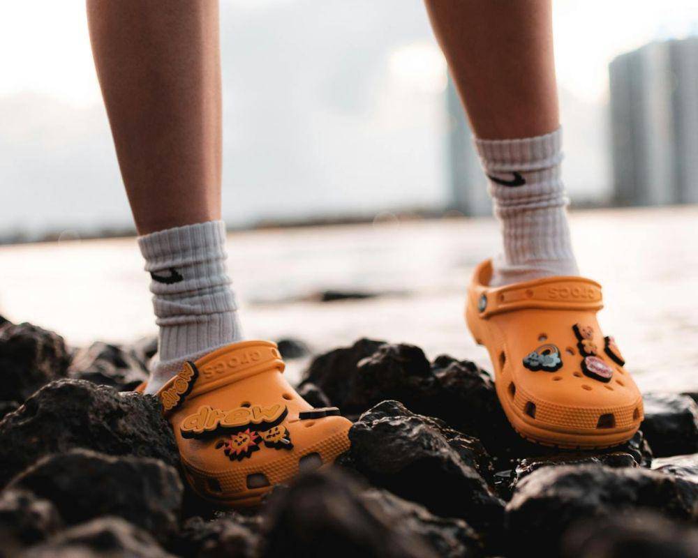 ilustrasi sandal Crocs (pexels.com/Gabriel Holol)