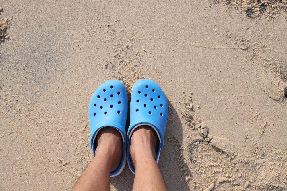 Sandal Crocs (pexels.com/Hong Son)