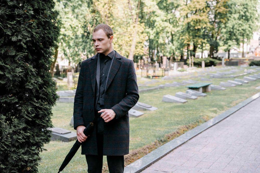 ilustrasi laki-laki memegang payung (pexels.com/Ivan Samkov)