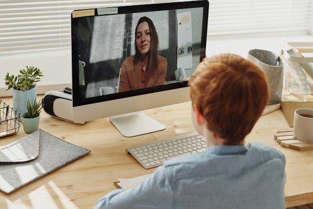 ilustrasi menjadi online tutor (pexels.com/Julia M Cameron)