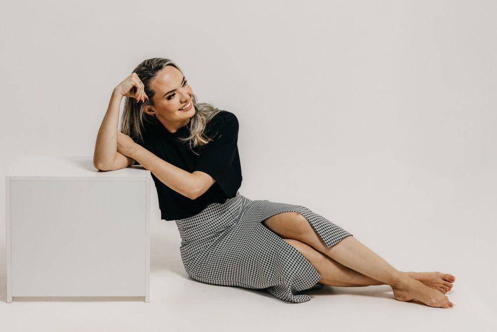 ilustrasi wanita memakai crop top dan skirt (pexels.com/Kawê  Rodrigues)