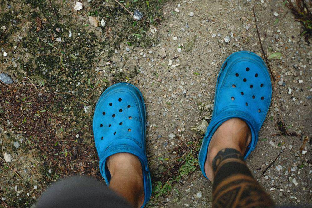 ilustrasi sandal Crocs (pexels.com/Alexey)