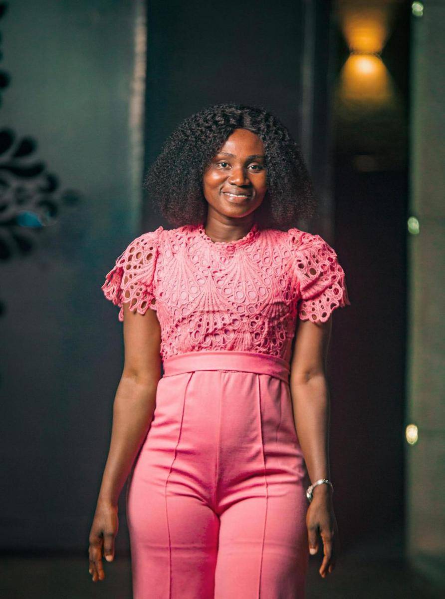 ilustrasi wanita memakai crop top dan high-waisted (pexels.com/Wo Nfoni  Media)