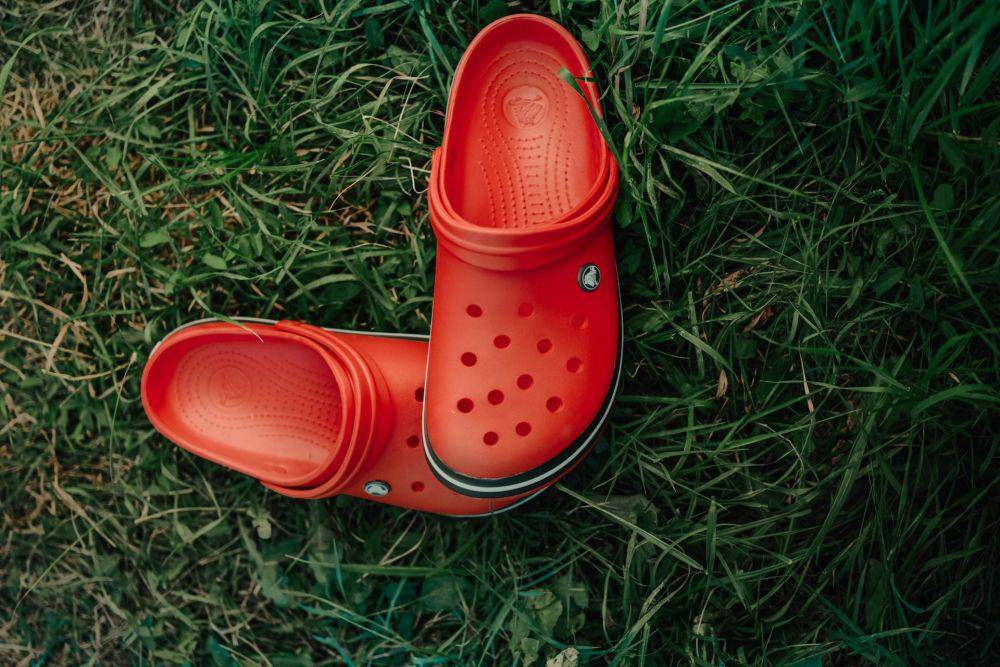 ilustrasi sandal Crocs (pexels.com/Wolrider)