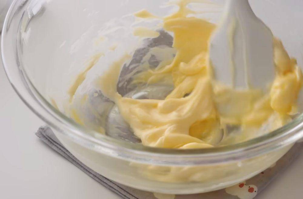 ilustrasi membuat adonan mango cheese tart (YouTube.com/HidaMari Cooking)