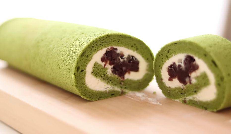 ilustrasi matcha swiss roll cake (YouTube.com/HidaMari Cooking)