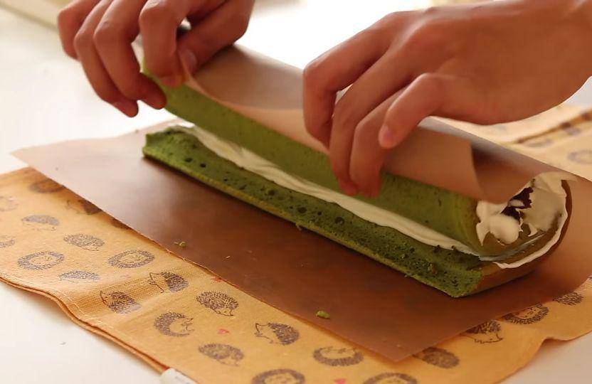 ilustrasi menggulung matcha swiss roll cake (YouTube.com/HidaMari Cooking)