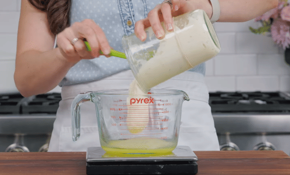 ilustrasi memasukkan adonan sourdough (youtube.com/Natashas Kitchen)